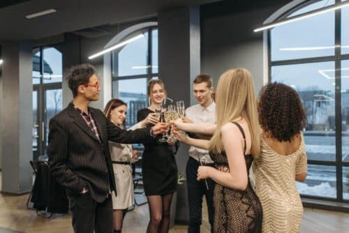 Collègues trinquant lors d'un cocktail d'entreprise convivial